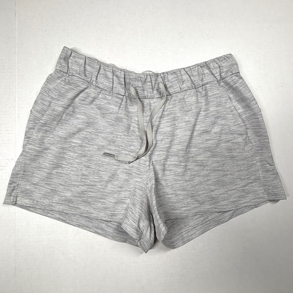 Lululemon On the Fly Women 8 Short Gray 2.5 Wee Are From Space Nimbus Battleship